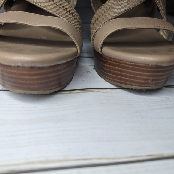 Micheal Kors Robertson Wedge - Picture 2 of 10